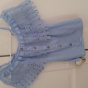 A cute strap shoulder blows